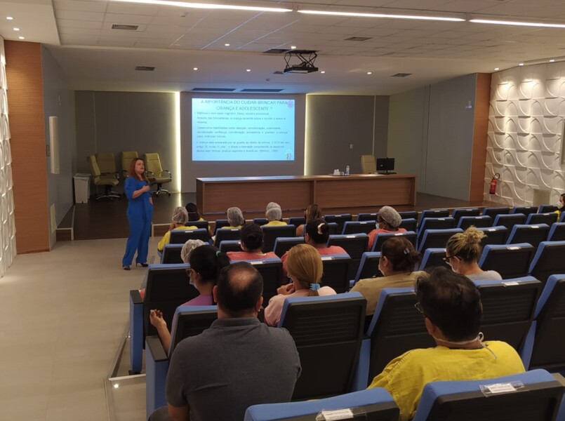 palestra-no-hecad-apresenta-a-importancia-do-cuidar-brincar-no-ambiente-hospitalar-pediatrico